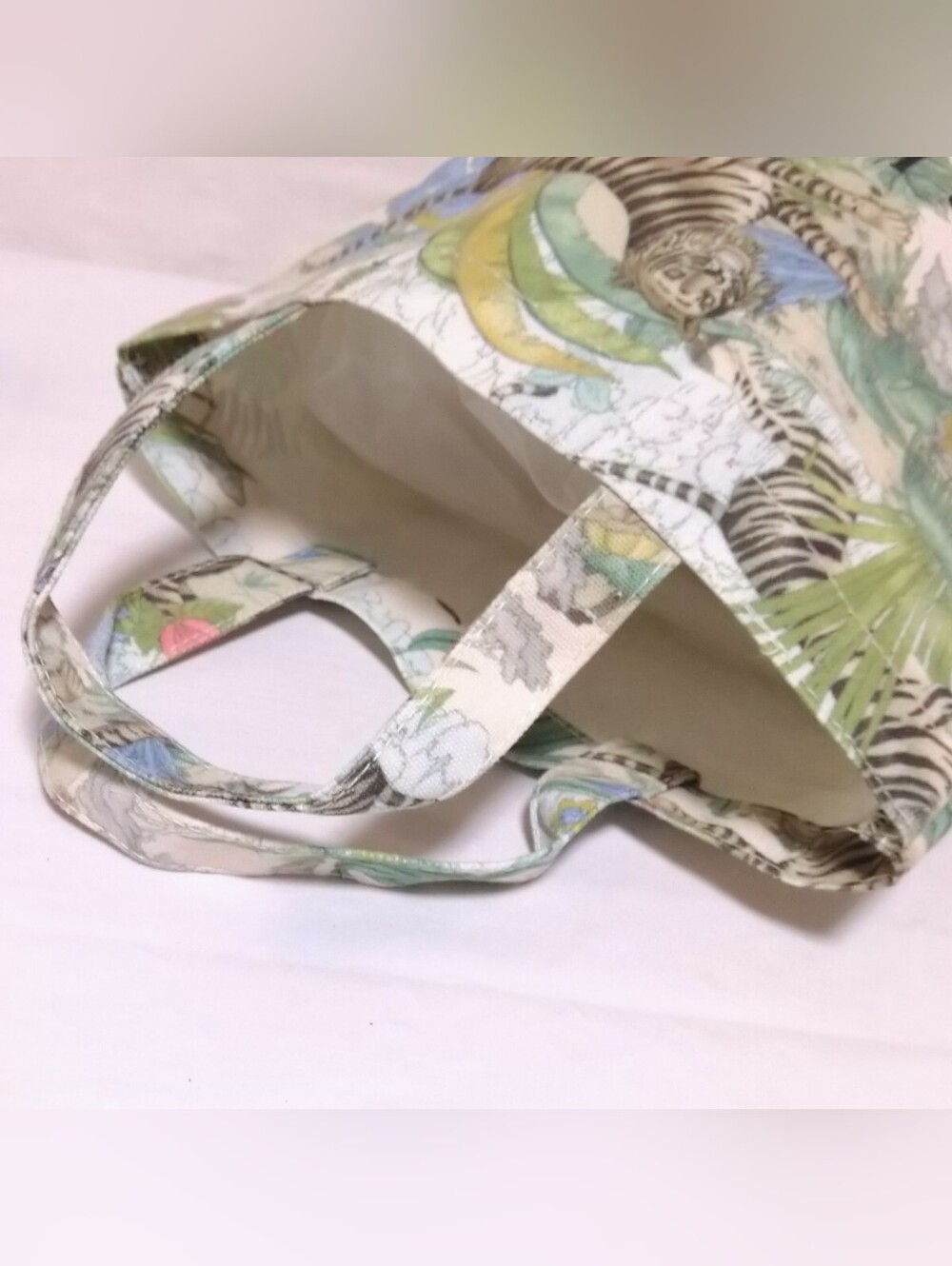 NEW GUCCI Beauty Line 2022 Multicolor Tiger Print Tote Bag! - Picture 4 of 9